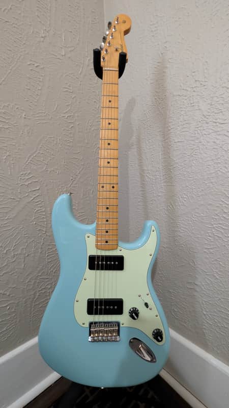Fender Noventa Stratocaster 2021 - 2023 - Daphne Blue hardshell case