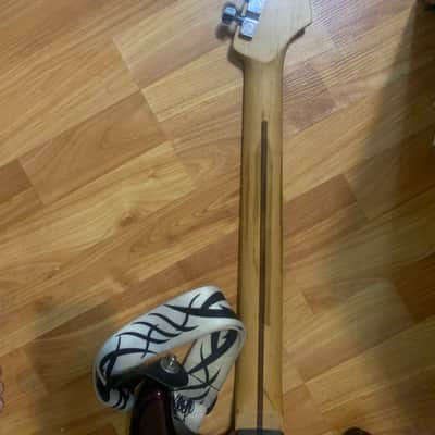 Fender Standard Stratocaster with Rosewood Fretboard 2006 - Red image 4