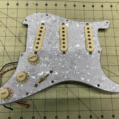 Fender Noiseless Hot loaded pick guard image 1
