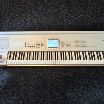 Korg Triton Studio 88 (ST88) 2002–2005 - Silver