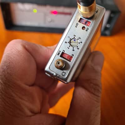 Sennheiser Sennheiser EM2003 True Diversity Receiver + SK2012 Transmitter – 210.700 MHz – Classic Pro System image 12