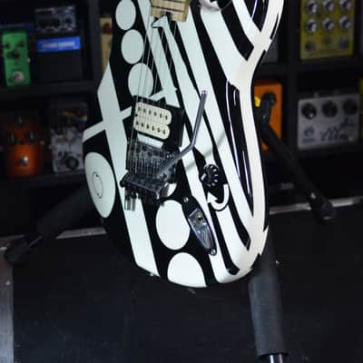 EVH Striped Series "Circles/See Ya" 2010 - 2024 - Gloss Black/White image 15