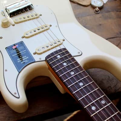 FENDER  "Limited Edition American Vintage II 1973 Stratocaster, Olympic White" HARDCASE, PAPERS, 3, 76 KG image 3