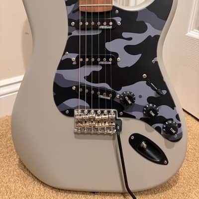 Unbranded Strat-style electric guitar - Matte gray image 2