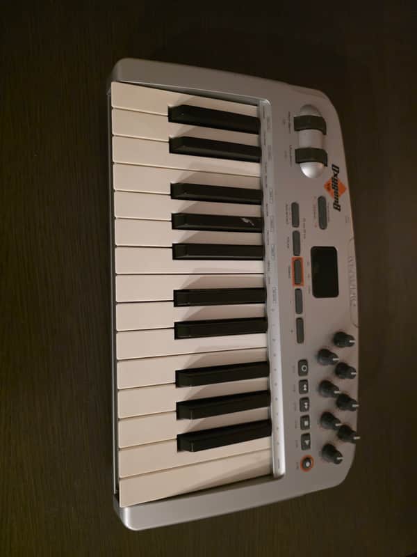M-Audio Oxygen 8 V2 25-Key MIDI Controller Keyboard - Silver image 1