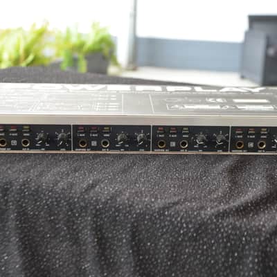 Behringer Powerplay HA 4000 * Rack-mount headphone amplifiers with 4 independent sections * image 3