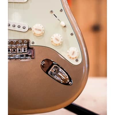 Fender American Professional Classic Stratocaster, Maple Fingerboard, Faded Firemist Gold image 7