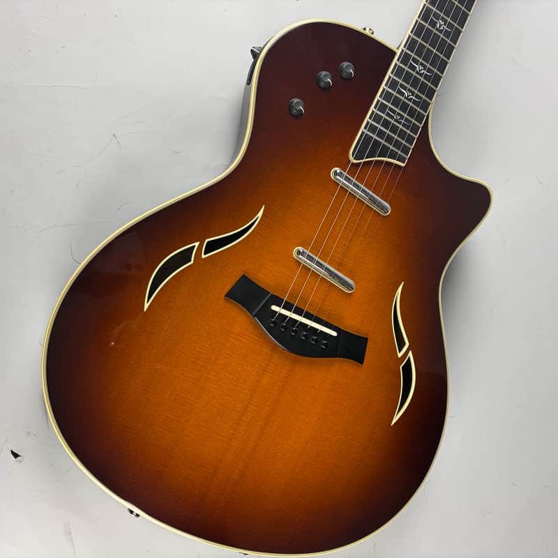 Taylor Triple Pickup T5c - Spruce Top Deluxe 2 single coils, and a Transducer.... Original Hardshell case image 1