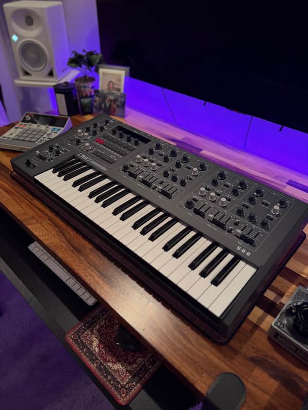 UDO DMNO 8-voice Polyphonic Hybrid Keyboard Synthesizer - Black image 1
