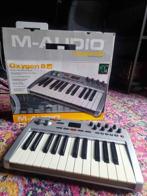 M-Audio Oxygen 8 V2 25-Key MIDI Controller Keyboard 2006 - 2007 - Silver image 1