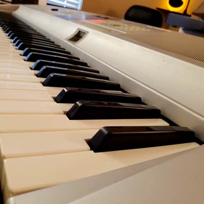 MUST SEE!!! YAMAHA DGX 305 SEMI-WEIGHTED 76-KEY DIGITAL PIANO IN AMAZING CONDITION! image 5