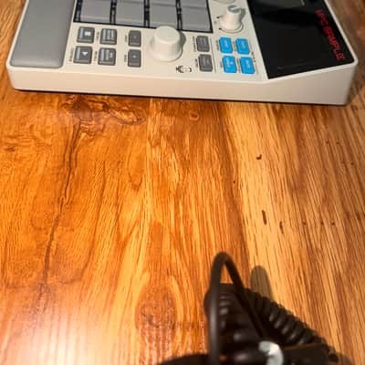 Akai MPC Sample – Excellent Condition + SD Card & iOS Cables Included image 8