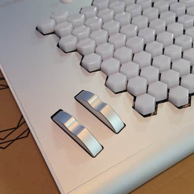 Lumatone 280 key Isomorphic Keyboard – Excellent Condition – Original Box, Kickstand & Manual image 4