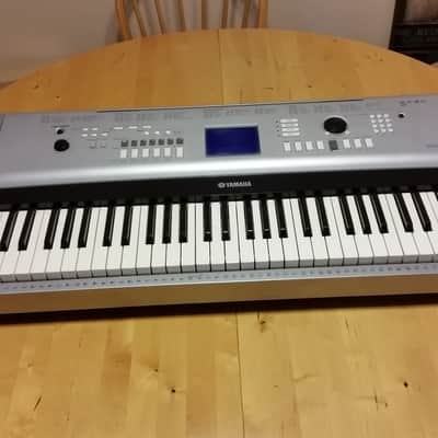 Yamaha DGX-520 88-Key Portable Grand Piano Black and Silver Bild 1