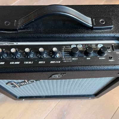 Fender Mustang I V.2 20-Watt 1x8" Modeling Guitar Combo 2013 - 2018 - Black image 3
