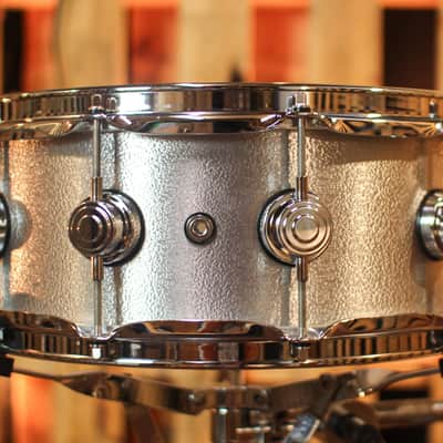 DW 5.5x14 Collector's 3mm Wrinkle Coat Aluminum Snare Drum - DRVA5514SVC image 2