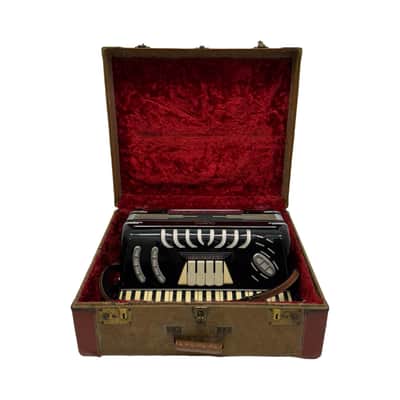 1960’s Lira Model 20 Accordian image 6