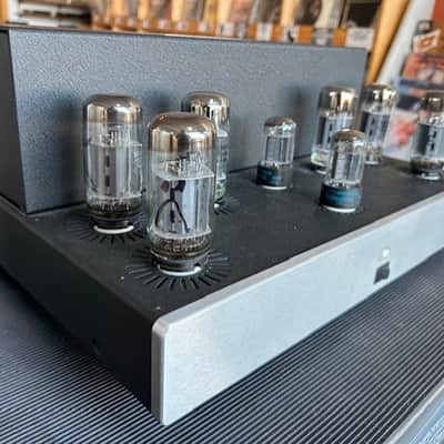 Golden Tube by Solo Electronics SE 40 Amp & Sep 1 Pre Amp 2000 approximately - Black & Silver image 1