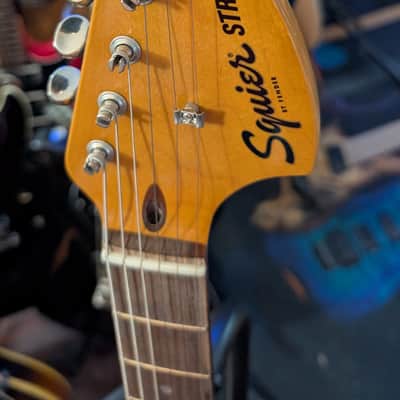 Immagine Squier Classic Vibe '70s Stratocaster HSS Electric Guitar- Walnut - 2