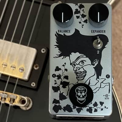 Flattley Poison Ivy ~ Octave Harmonic Fuzz ~ Silver Range ~ Includes FREE Power Supply image 2