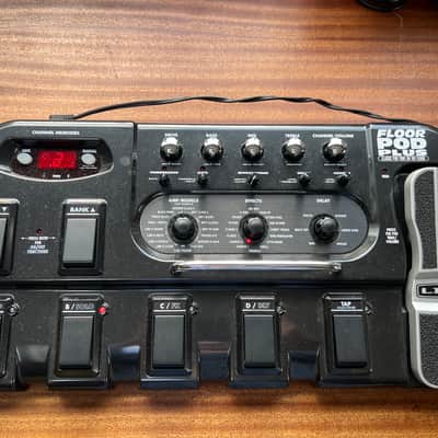 Line 6 Floor POD Plus Multi-Effect and Amp Modeler 2010 - Black (plus hard case) image 3