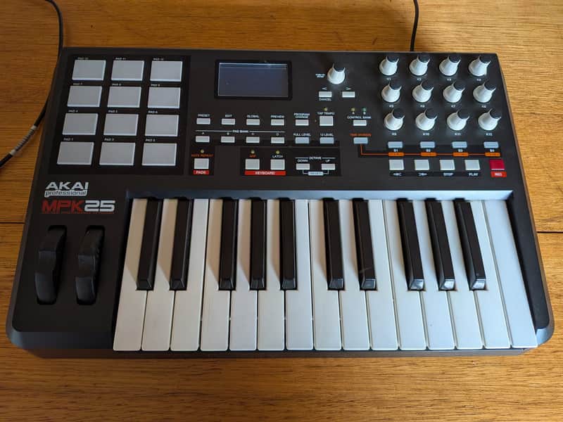 Akai MPK25 2012 - Black image 1