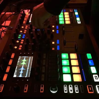 Native Instruments Traktor Kontrol S8 Pro DJ Controller w. STEMS Control image 7