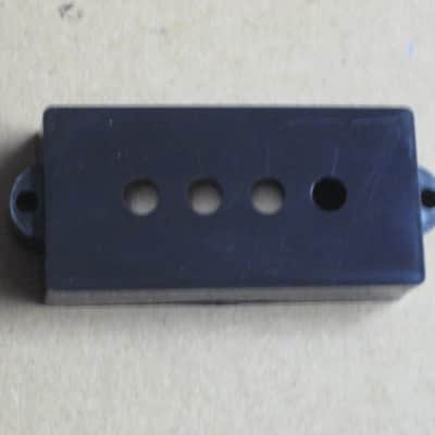 new + packaging (covers have some manufacturing imperfections) Allparts PC 0951-023 Black Pickup Cover Set (two individua covers) for Precision Bass / for P Bass - black, plastic, PC-0951-023 (never used, packaging opened to examine condition of covers) image 13
