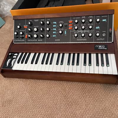 Moog Minimoog Model D Reissue 44-Key Monophonic Synthesizer (2022) 2022 - Present - Black / Wood