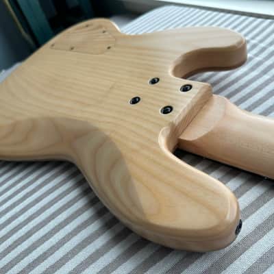 MG Bass MGBASS JB1 SPALTED MAPLE 5-string bass, Made in USA, SPALTED MAPLE top, ASH body, 3-piece MAPLE neck, EBONY fretboard, BARTOLINI pickups and preamp, Italia Leather Straps 4” wide Acorn Amber strap, GATOR hardshell case image 17