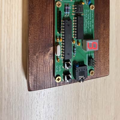Arcano MIDI NES Chiptune Synth II — 8-Bit Nintendo Sound Module on Wood Base image 2
