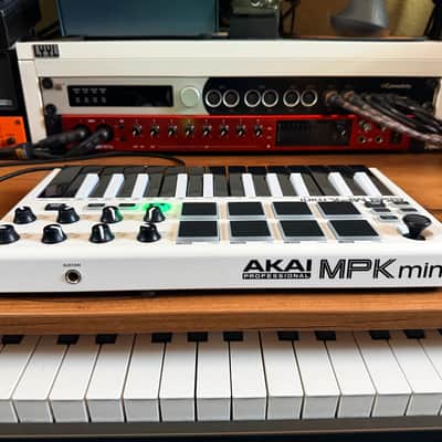 Akai MPK Mini MK2 + Official Decksaver + Hard Case + Original Box image 10