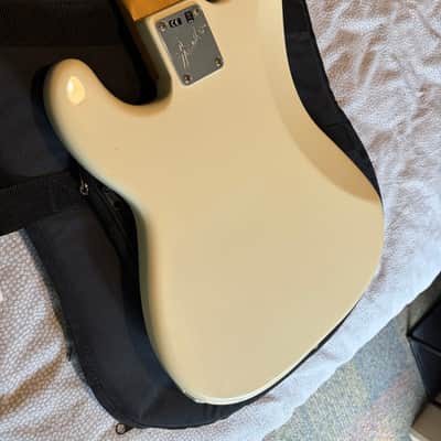Fender American Professional Precision Bass with Rosewood Fretboard 2017 - 2019 - Olympic White image 4