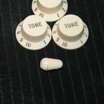 2004 Fender Vintage White Stratocaster Knobs & Switch Tip 2004 Aged White image 3