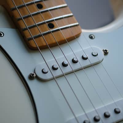 Fender Standard Stratocaster 2018 - Arctic White image 11
