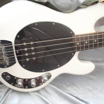 Musicman sub Ray 4 Sterling Arctic White Bass guitar Bild 2