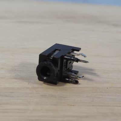 Boss DR-550 parts - tape save/load socket - part no. 13449428