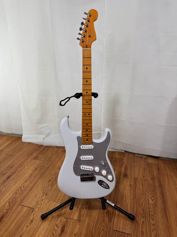 Fender American Ultra II Stratocaster with Maple Fretboard 2024 - Avalanche
