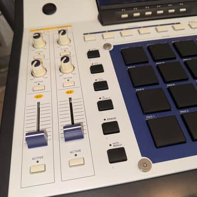 Akai MPC4000 Music Production Center - White image 5