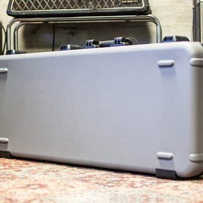 Fender Deluxe Molded Strat/Tele Hardshell Case Silver/Blue image 5