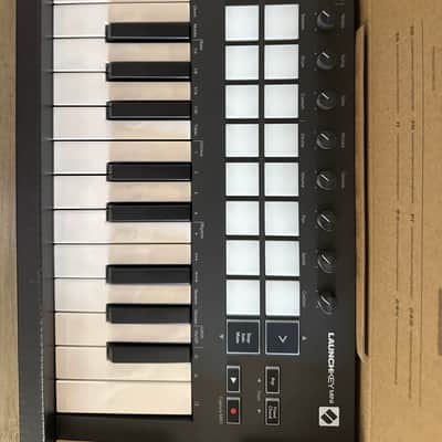 Novation Launchkey Mini MKIII MIDI Keyboard Controller 2019 - Present - Black image 2