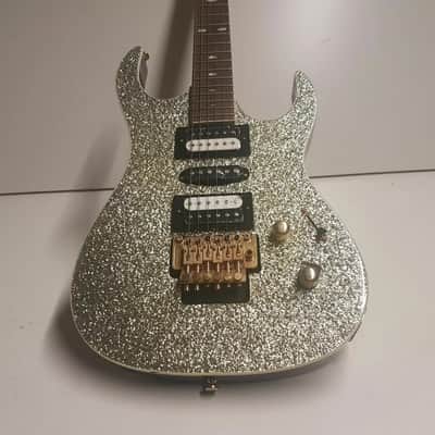 SILVER SPARKLE RG ROCK AXE image 1