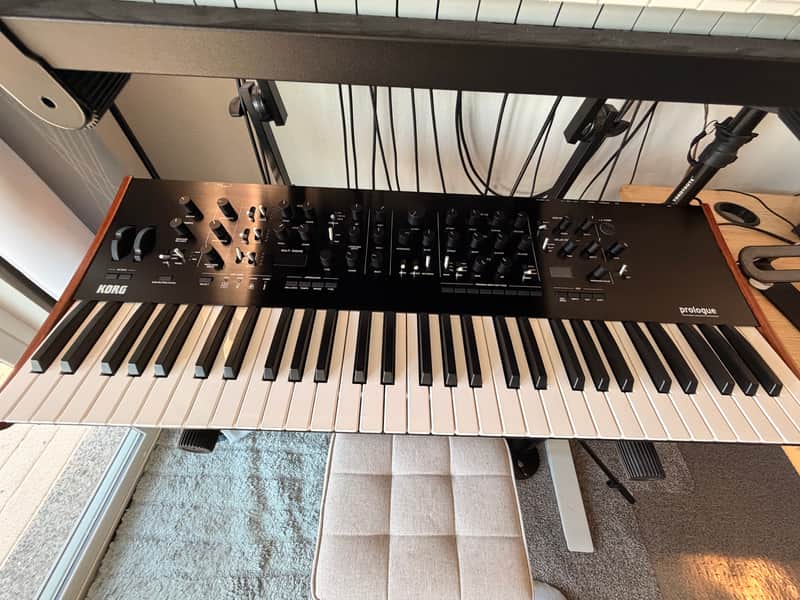 Korg Prologue 16 Polyphonic 61-Key 16-Voice Analog Synthesizer 2018 - Present - Black/Wood image 1