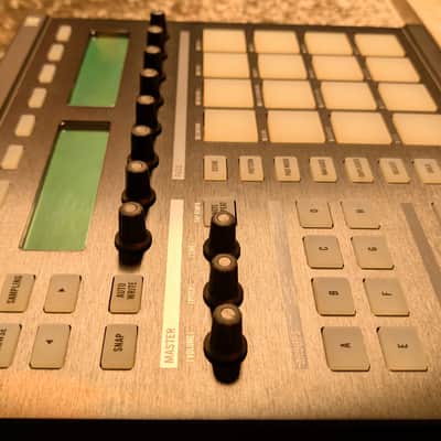 Native Instruments Maschine 2000s - Black image 3