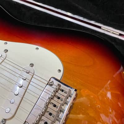 Fender American Standard Stratocaster Left-Handed with Maple Fretboard 2010- 3-Color Sunburst image 3