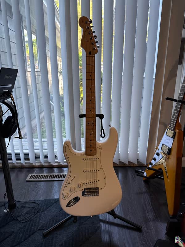 Fender Standard Stratocaster Left-Handed with Maple Fretboard 2006 - 2017 - Arctic White image 1
