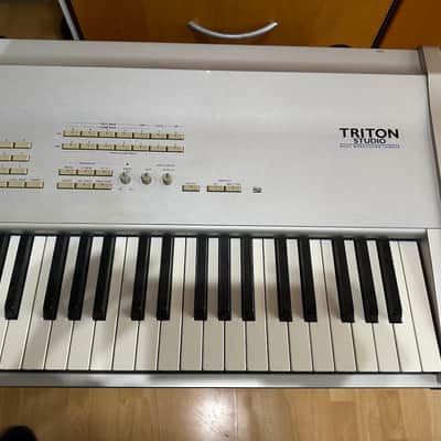 Korg Triton Studio 88-Key 120-Voice Polyphonic Workstation 2002 - 2005 - Silver image 5
