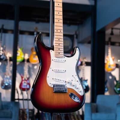 Fender American Series VG Stratocaster with Maple Fretboard 2007 - 2009 - 3-Color Sunburst image 2