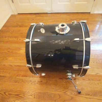 Ludwig Accent series 22 round x 18 inch bass drum gloss black kickport cone very clean! image 4