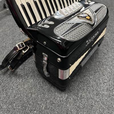 Universal - 120 Bass Ladies Size Accordion image 9